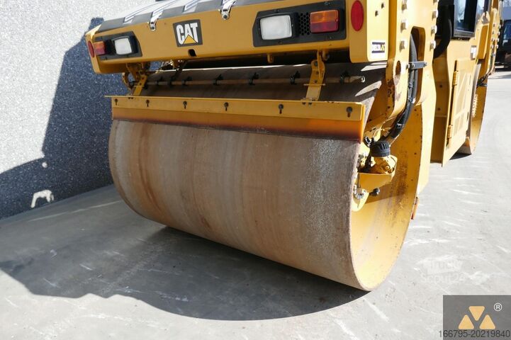 Tandemový válec Caterpillar CB10