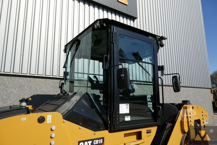 Tandemový válec Caterpillar CB10