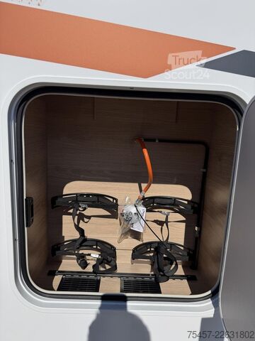 Polointegrovaný karavan WEINSBERG CaraCompact EDITION PEPPER 600 MEG 2027, Automa.