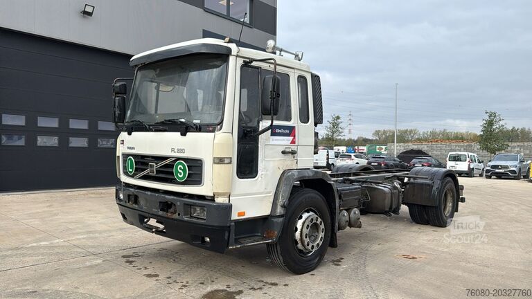 Fahrgestell mit Fahrerhaus Volvo FL 220 (FULL STEEL SUSP. / 10 BOLTS / 18 TONS /...