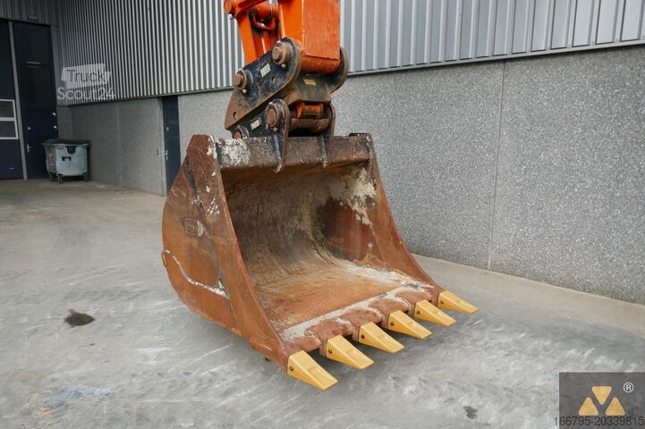 Rupsgraafmachine Hitachi ZX300LC-7
