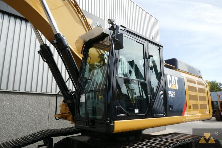 Grävmaskin på larvband Caterpillar 352F