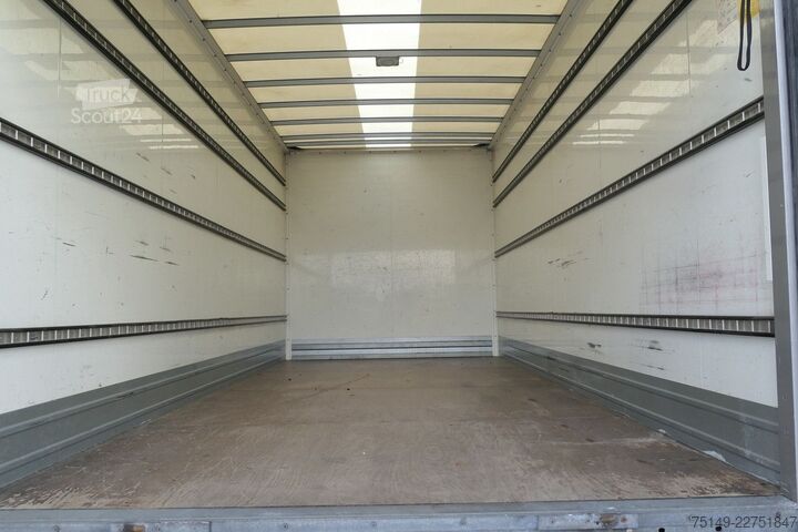 شاحنة صندوقية MERCEDES-BENZ 821 Atego 4x2, 6.100mm lang, Klima, 3. Sitz, LBW