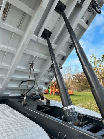 Üç taraflı damperli kamyon MERCEDES-BENZ Arocs 3251 8x4 MEILLER Bordmatik Plane