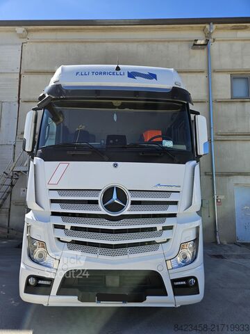 τυπική μονάδα τράκτορα Mercedes-Benz Actros 1848
