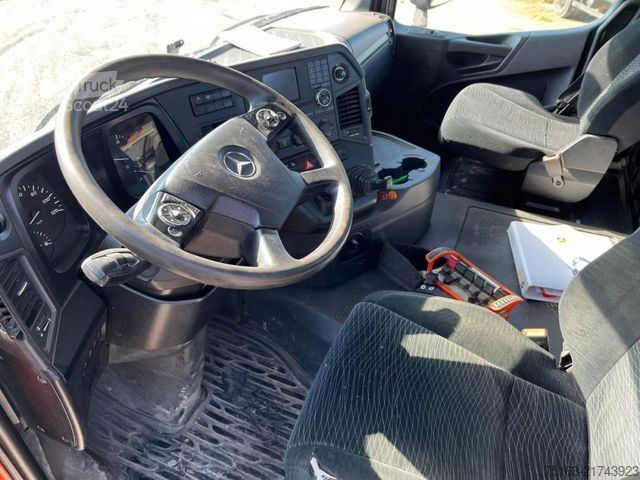 Camião porta-contentores de gancho MERCEDES-BENZ Arocs 2643 L 6x4 Abrollkipper mit Kran Funk+Grei