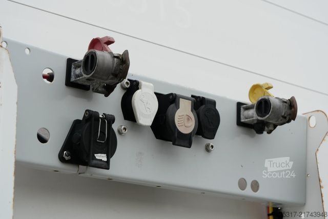 Dobozos félpótkocsi SCHMITZ CARGOBULL SKO 24 / DOPPELSTOCK / ROLLTOR nur 155000 km