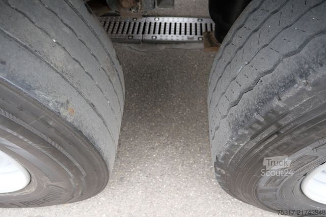 Dobozos félpótkocsi SCHMITZ CARGOBULL SKO 24 / DOPPELSTOCK / ROLLTOR nur 155000 km