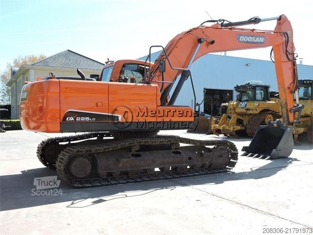 Excavatrice à chaînes DOOSAN DX225LC