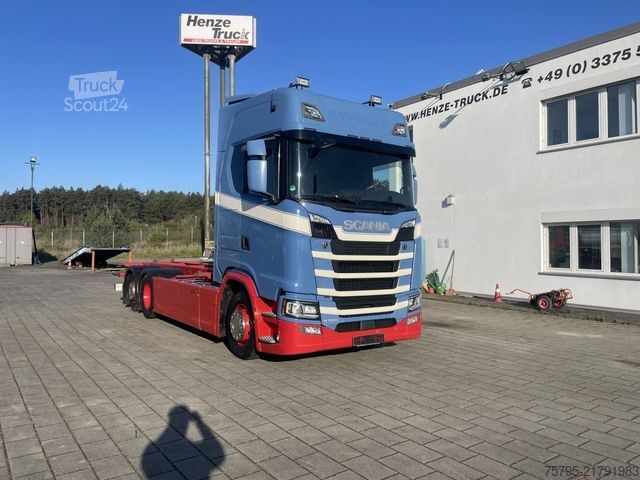 Camion cu platformă și prelată SCANIA S 500 BDF