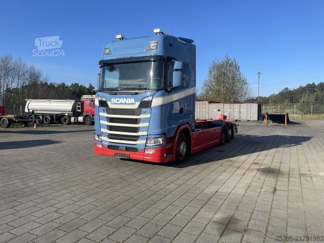 Camion cu platformă și prelată SCANIA S 500 BDF