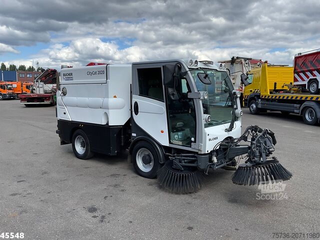 Balayeuse Bucher Citycat 2020 with 3-rd brush