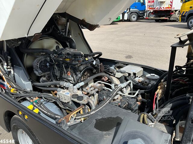 Balayeuse Bucher Citycat 2020 with 3-rd brush