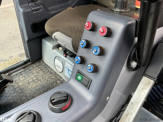 Balayeuse Bucher Citycat 2020 with 3-rd brush