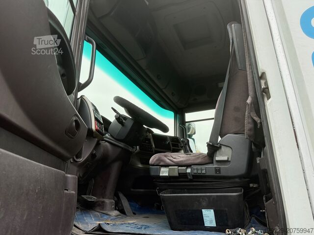 Düz kasalı ve brandalı kamyon renault Magnum 500