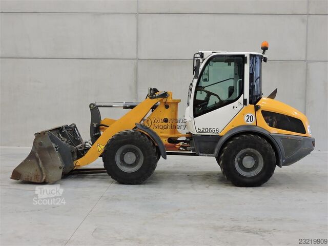 Liebherr L508 + raklapvillával Liebherr L508 + FORK