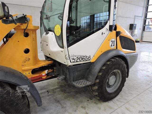 Liebherr L508 + raklapvillával Liebherr L508 + FORK