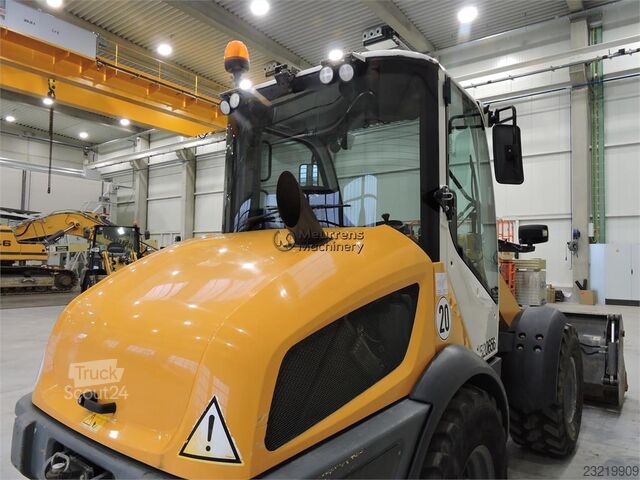 Liebherr L508 + raklapvillával Liebherr L508 + FORK
