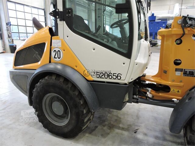 Liebherr L508 + raklapvillával Liebherr L508 + FORK