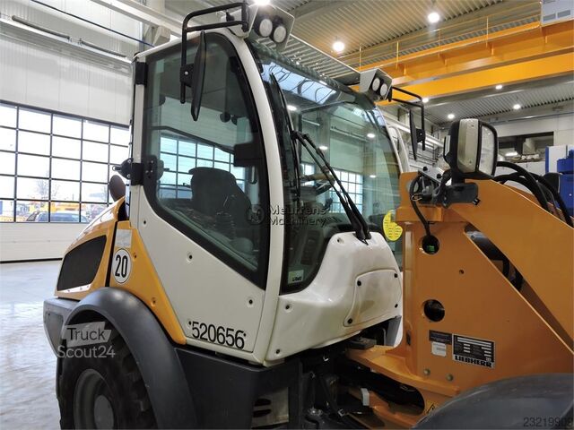 Liebherr L508 + raklapvillával Liebherr L508 + FORK