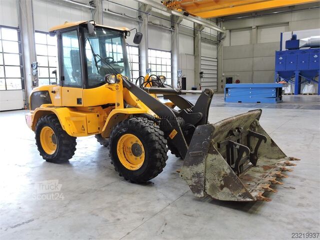 Volvo L30G + вилици Volvo L30G + Fork