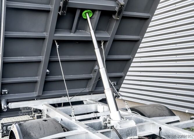 Tristrani kiper z žerjavom Iveco Daily 70C18 HA8 Kipper Kran