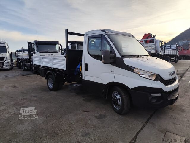 Mikroautobusas su ant sunkvežimio sumontuotu kranu Iveco Daily 35-150