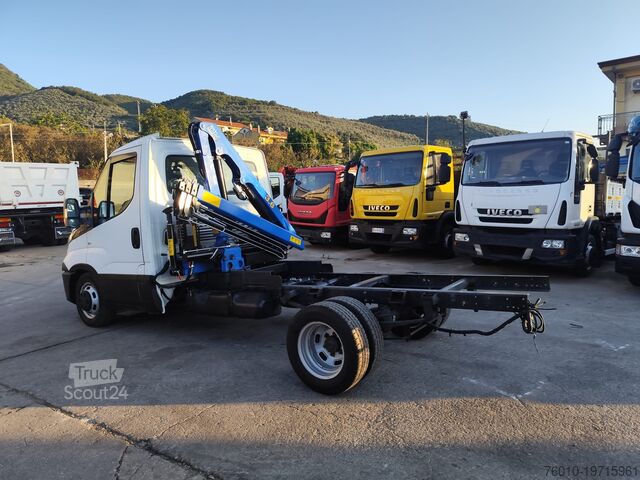 Mikroautobusas su ant sunkvežimio sumontuotu kranu Iveco Daily 35-150