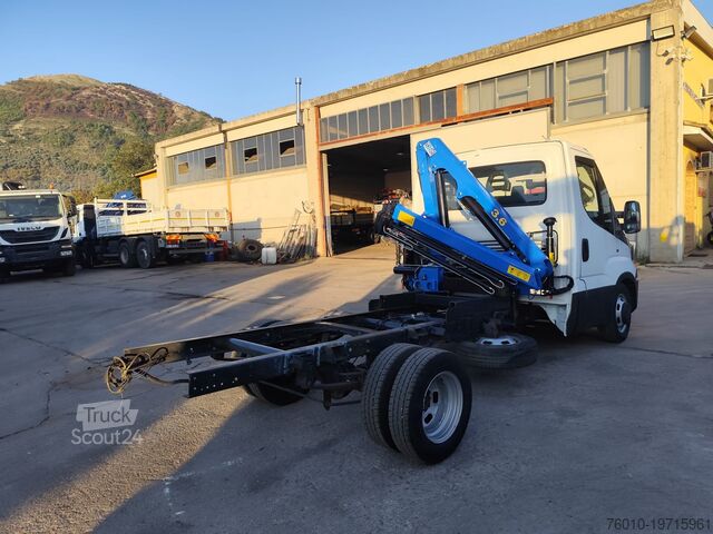 Mikroautobusas su ant sunkvežimio sumontuotu kranu Iveco Daily 35-150