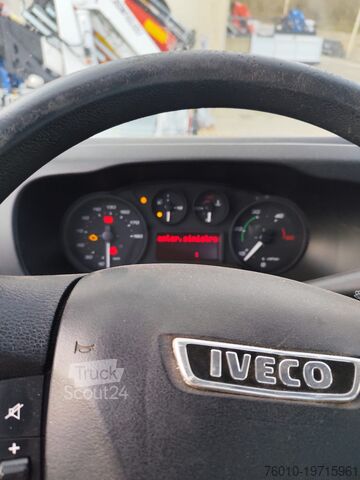 Mikroautobusas su ant sunkvežimio sumontuotu kranu Iveco Daily 35-150