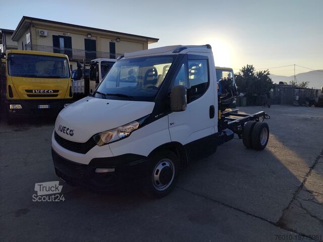 Mikroautobusas su ant sunkvežimio sumontuotu kranu Iveco Daily 35-150