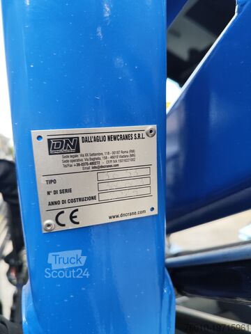 Mikroautobusas su ant sunkvežimio sumontuotu kranu Iveco Daily 35-150