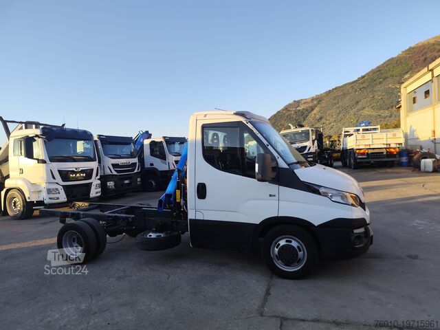 Mikroautobusas su ant sunkvežimio sumontuotu kranu Iveco Daily 35-150