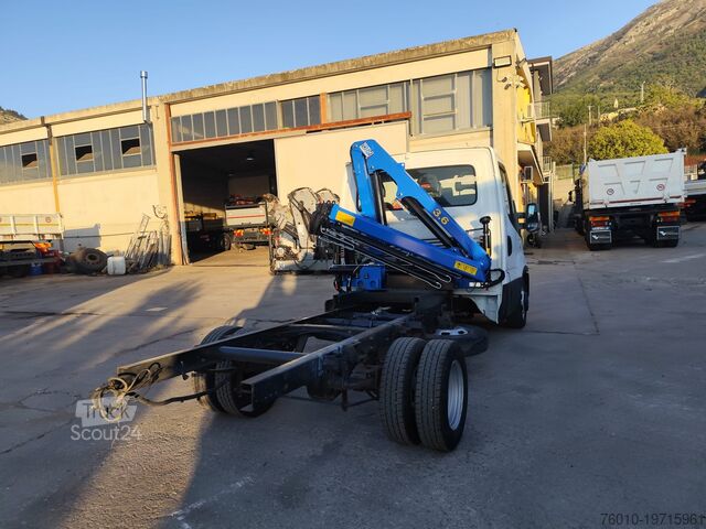 Mikroautobusas su ant sunkvežimio sumontuotu kranu Iveco Daily 35-150