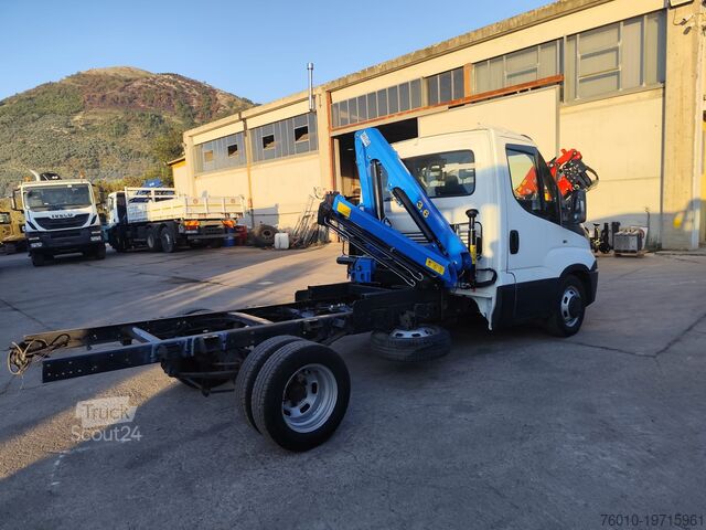 Mikroautobusas su ant sunkvežimio sumontuotu kranu Iveco Daily 35-150