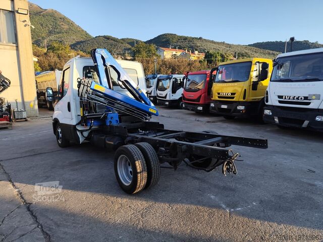 Mikroautobusas su ant sunkvežimio sumontuotu kranu Iveco Daily 35-150