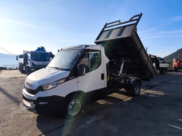 Mikroautobusas su ant sunkvežimio sumontuotu kranu Iveco Daily 35-150