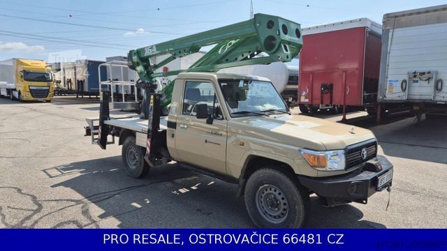 Plataforma de trabalho montada em camião TOYOTA LAND CRUISER 79 + HUBARBEITSBÜHNE SOCAGE