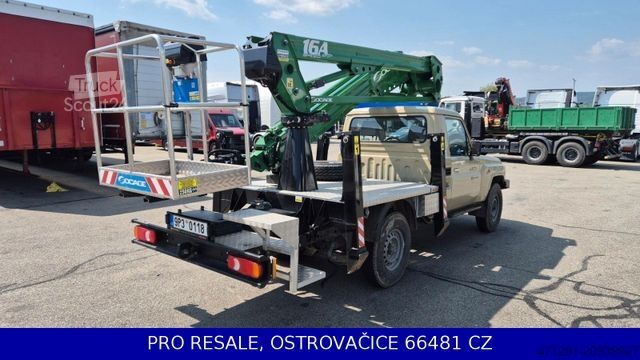 Plataforma de trabalho montada em camião TOYOTA LAND CRUISER 79 + HUBARBEITSBÜHNE SOCAGE