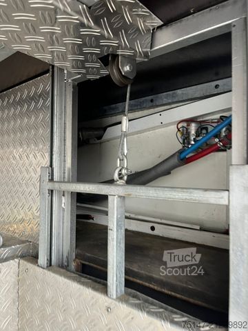 Cattle truck MERCEDES-BENZ 2541 L 6x2 Actros 4 Pferde 2 Wohnungen Popout JL