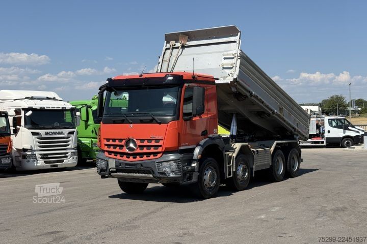 Camion-benne tricar Mercedes-Benz Arocs 3243 8x4 Schwarzmüller / Swiss-Vehicle