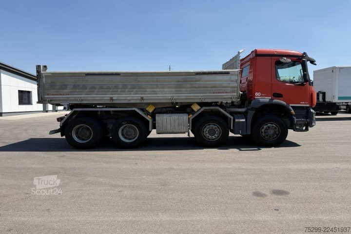 Camion-benne tricar Mercedes-Benz Arocs 3243 8x4 Schwarzmüller / Swiss-Vehicle