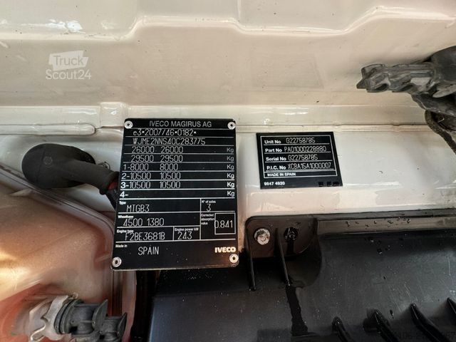 رافعة مثبتة على شاحنة IVECO Trakker AD 260 Fassi F135a