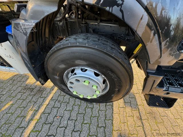 رافعة مثبتة على شاحنة IVECO Trakker AD 260 Fassi F135a