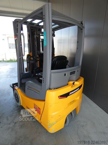 Empilhadeira frontal Jungheinrich EFG 215 - 480 DZ