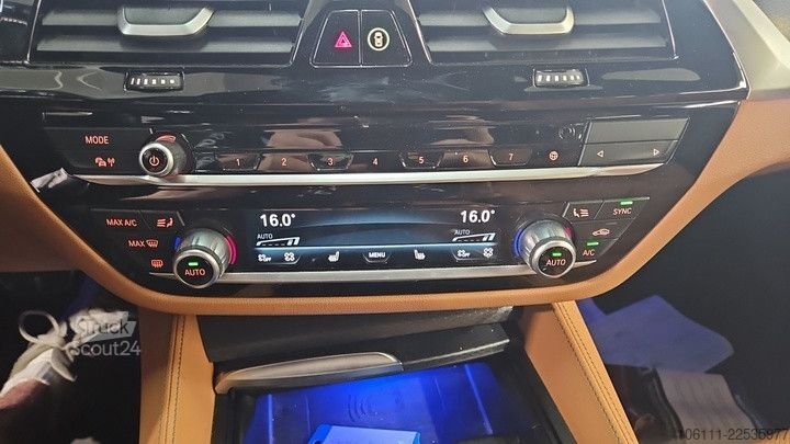 Minibus BMW 530 i xDrive M Sport Laser/Panorama/AHK/HarmanKa