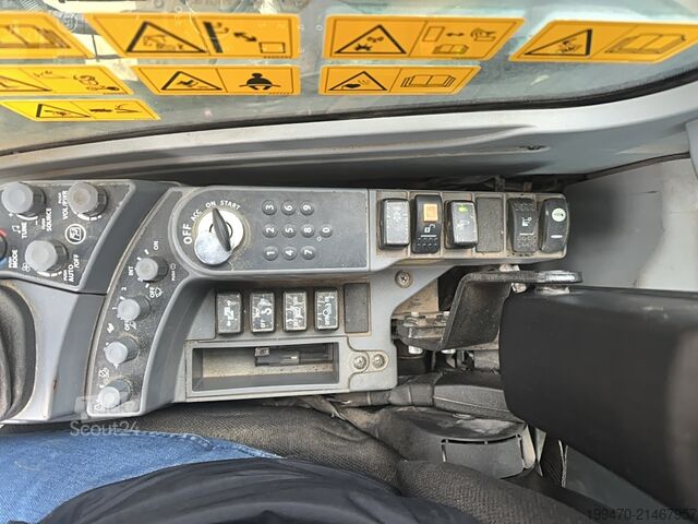 Bandgrävare Hitachi ZX250 LCN-7 with 1 excavator bucket